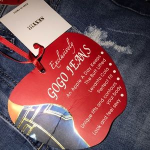 Cute slim fitting jeans, to contour ur booty!